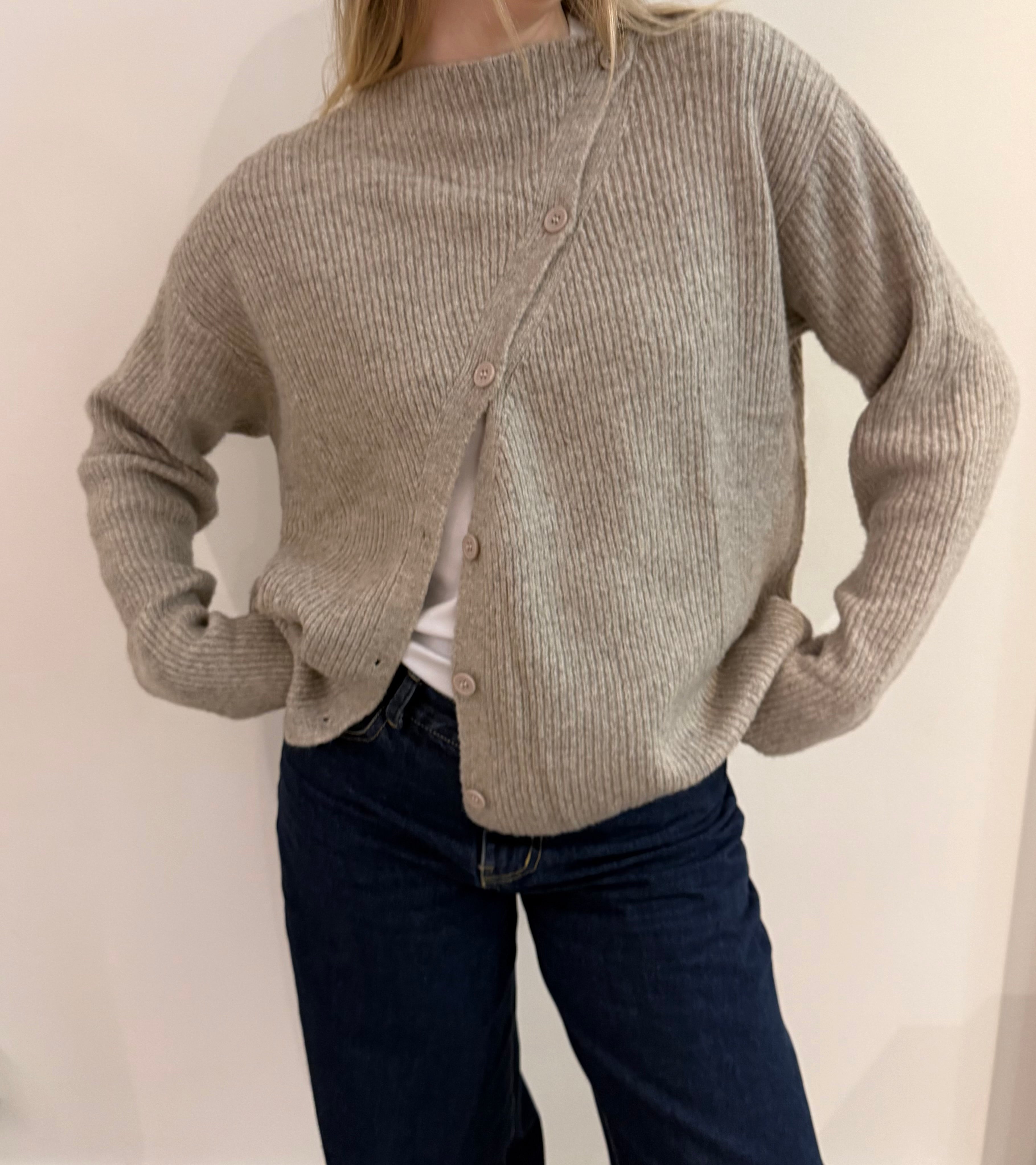 Strickjacke mit schräger Knopfleiste hell