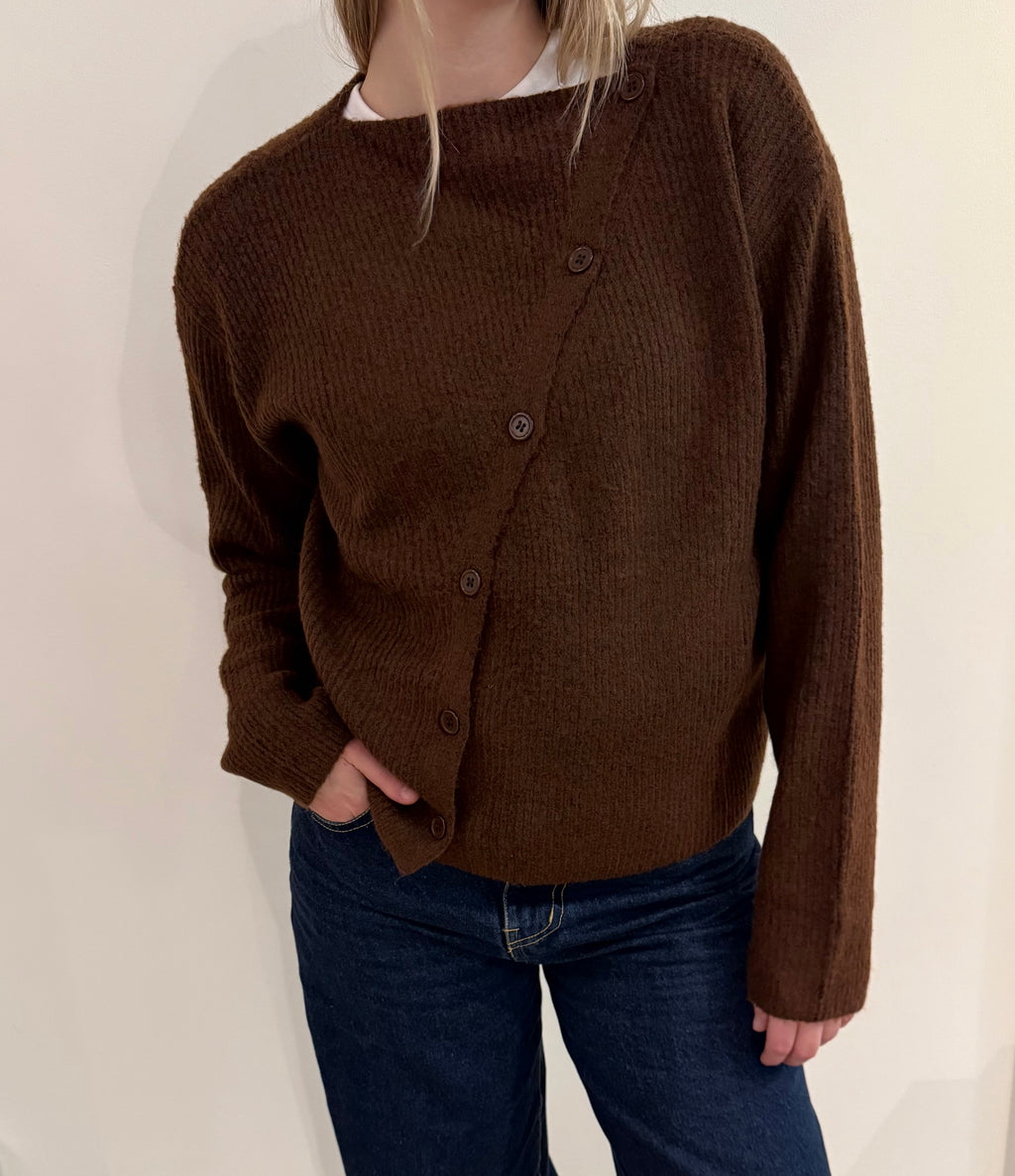 Strickjacke mit schräger Knopfleiste braun