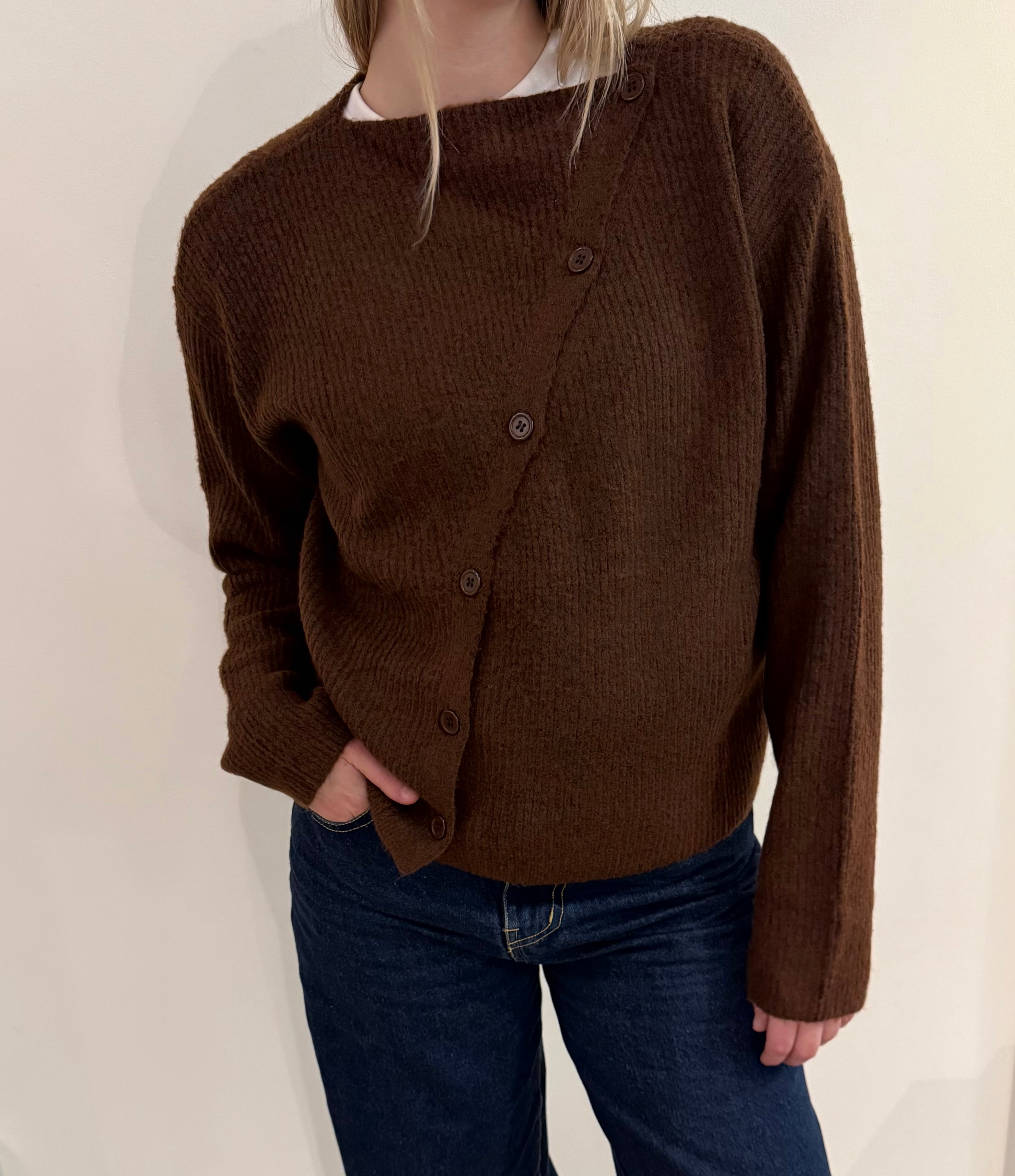 Strickjacke mit schräger Knopfleiste braun