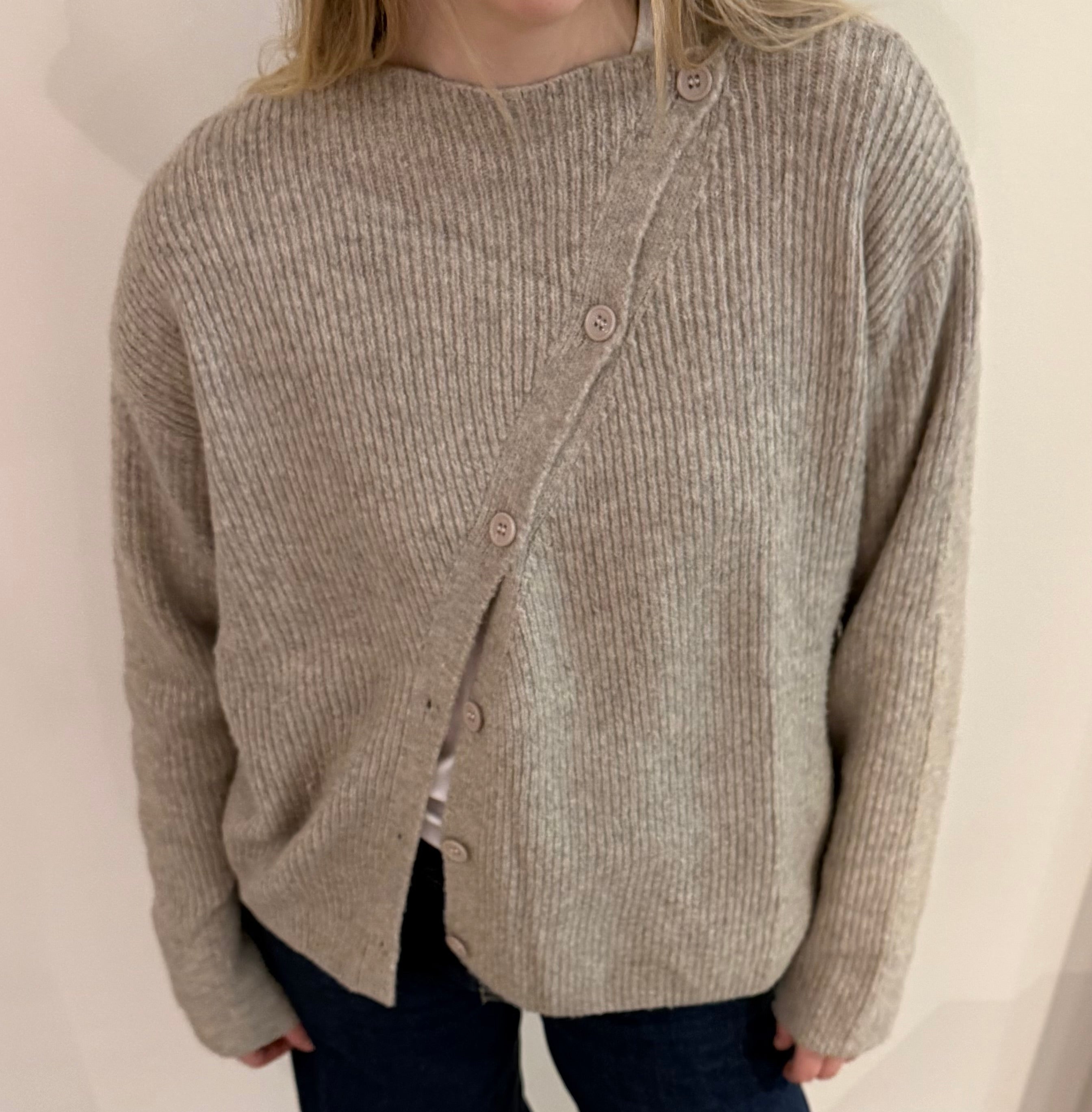 Strickjacke mit schräger Knopfleiste hell