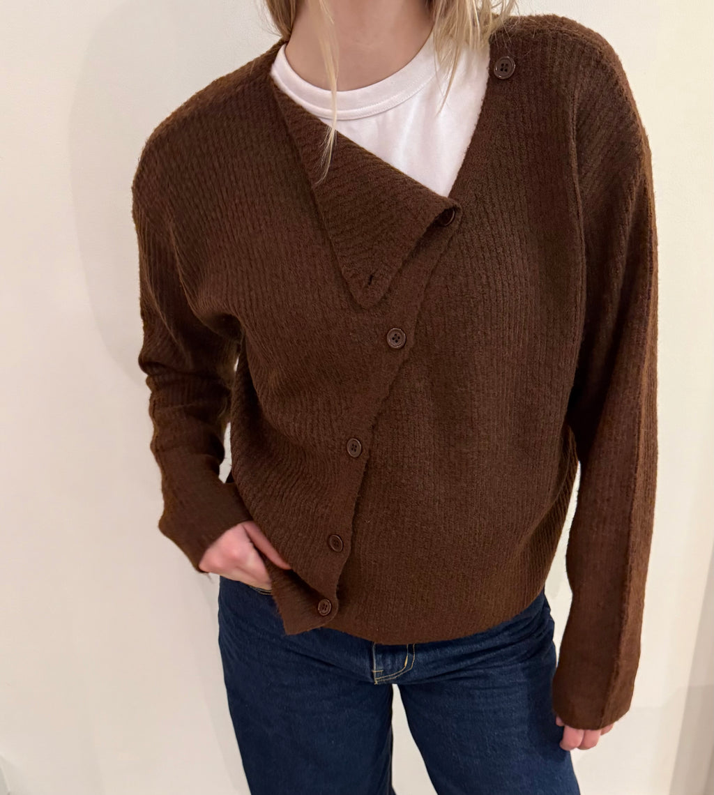 Strickjacke mit schräger Knopfleiste braun