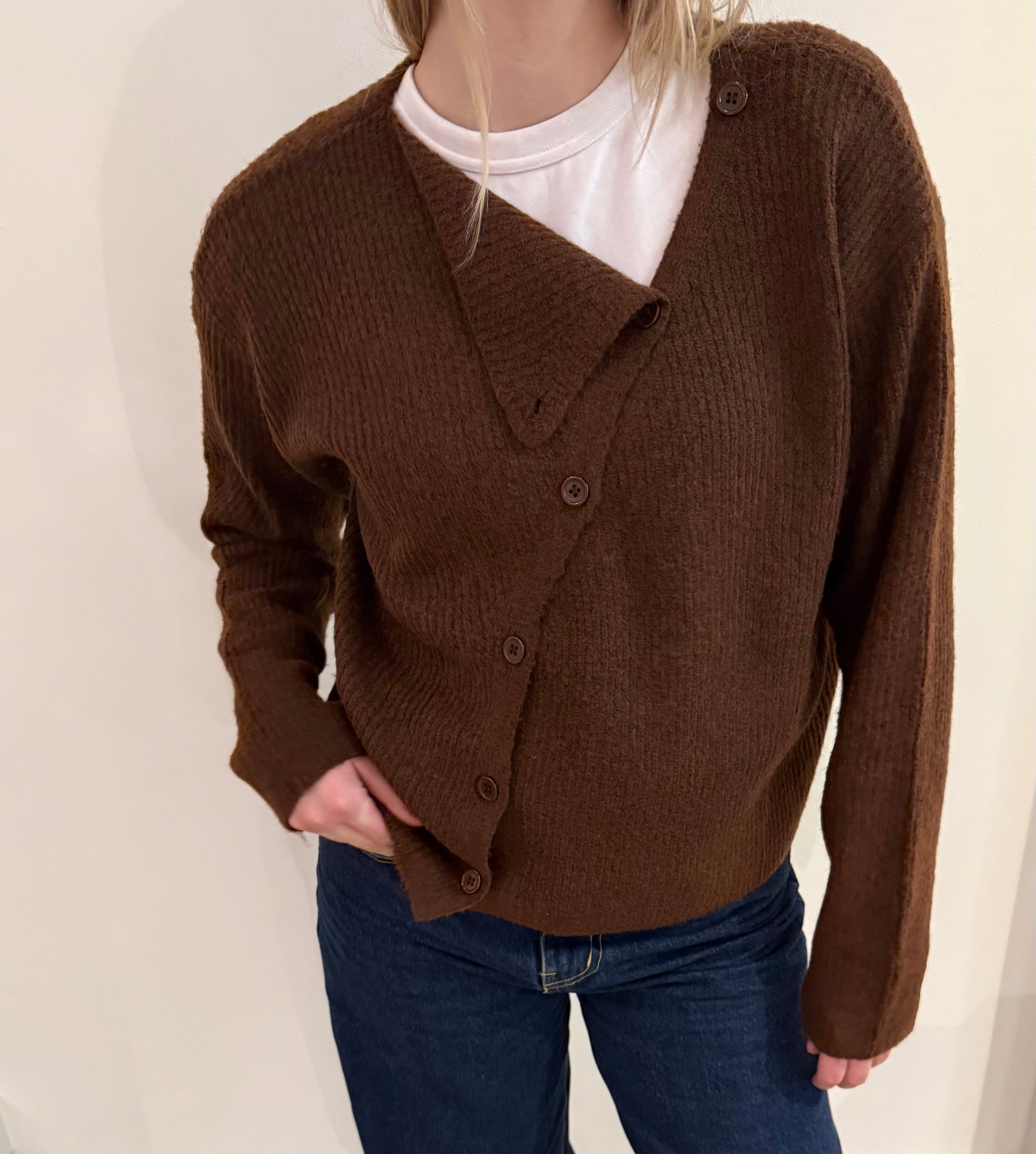 Strickjacke mit schräger Knopfleiste braun