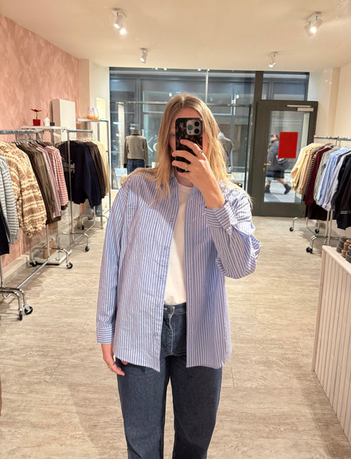 Gestreiftes Hemd blau